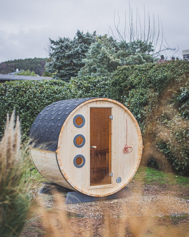 Wolff Finnhaus Saunafass Mini Die fertige Fasssauna nachd er erfolgreichen Montage