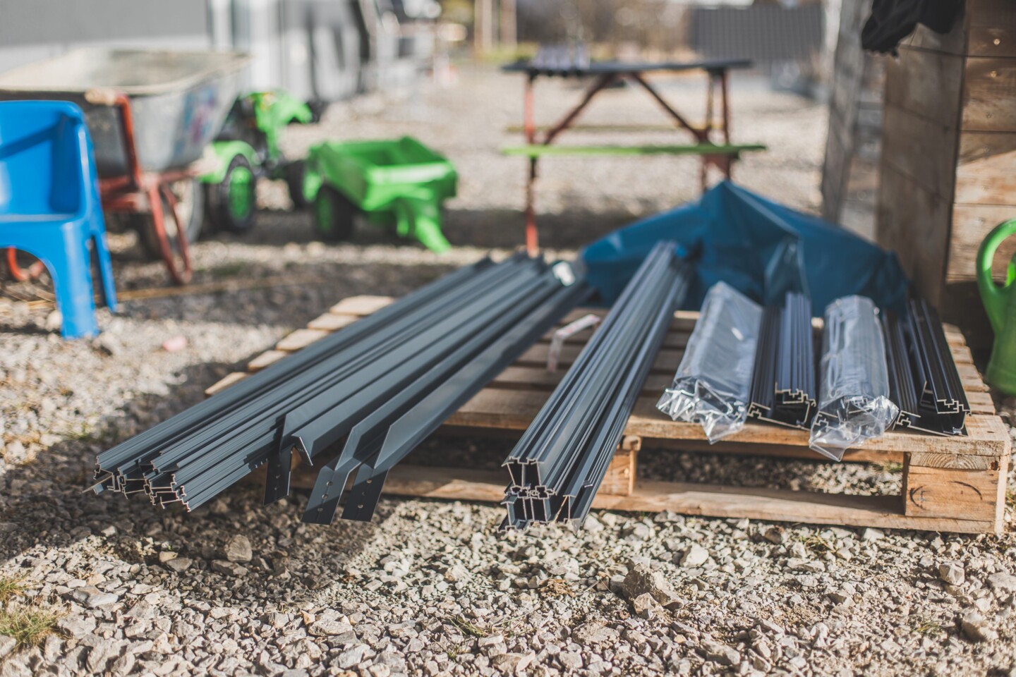Der Gehäuserahmen des Gewächshauses muss aus Einzelteilen zusammengesetzt werden
