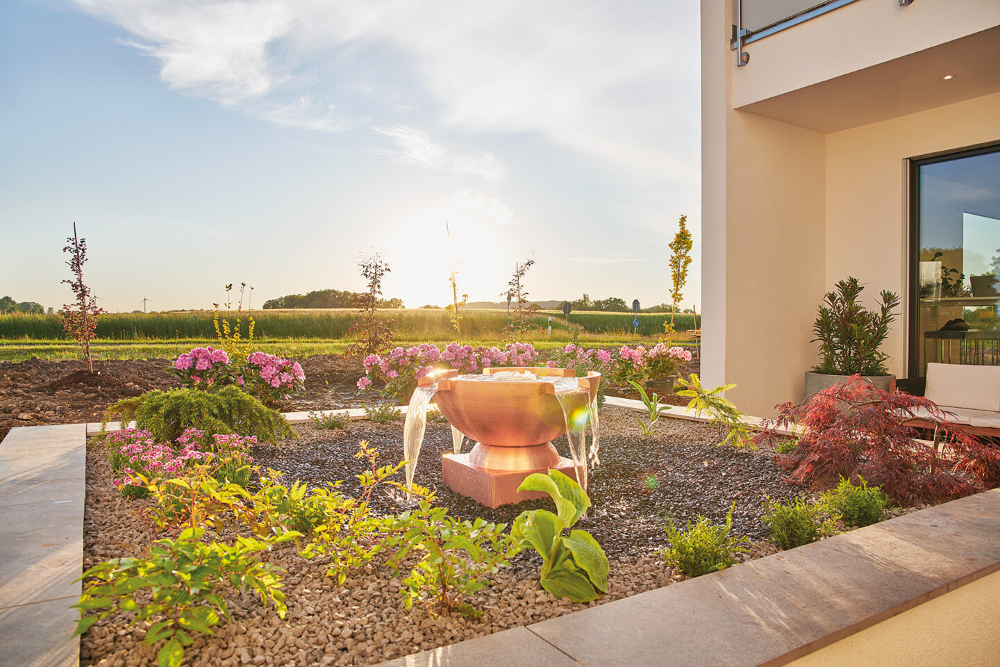 Kupferschale von Oase Teichbau in einem Vorgarten