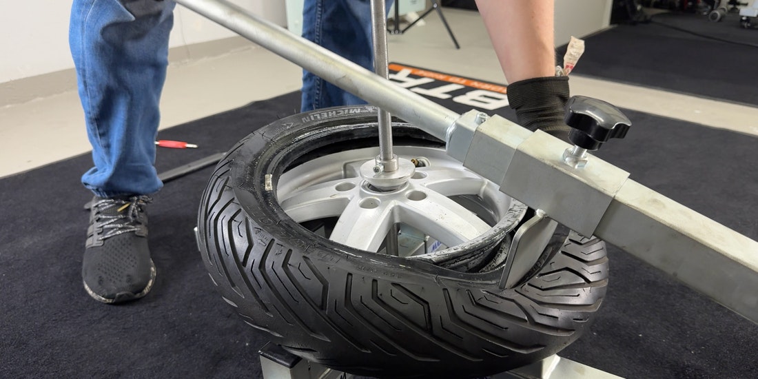 Roller-Reifenwechsel Roller-Reifenwechsel mit MAX2H Reifenmontiergerät EVO2