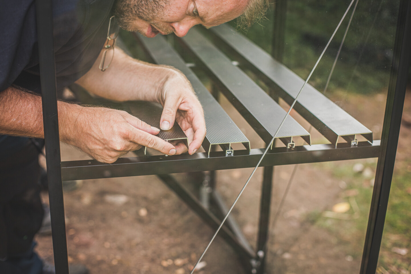 Der Gewächshaustisch setzt sich aus einzelnen Lamellen zusammen und bietet Platz für Topfpflanzen in ihrem Gewächshaus.