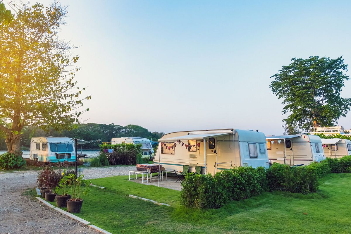 Campingplatz mit Caravan