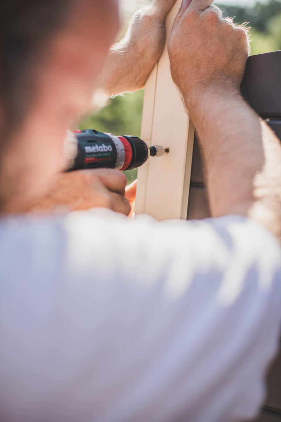 Die Ecken des Gartenhauses werden mit Eckblenden verkleidet.