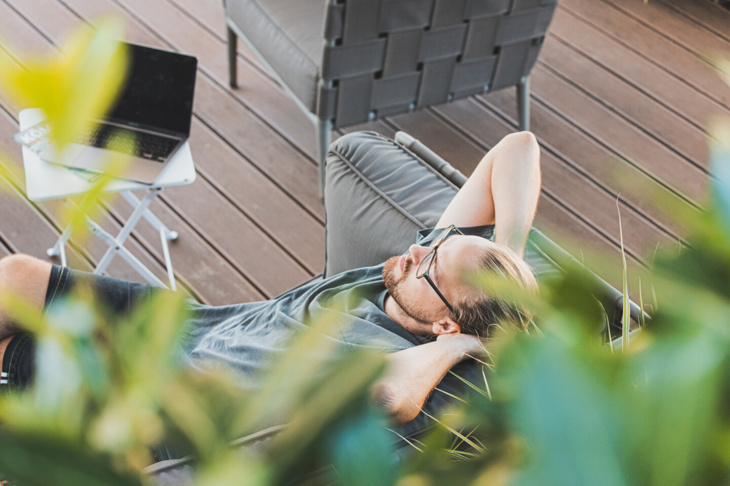 Die Terrasse ist ein Freiluftort zum Entspannen