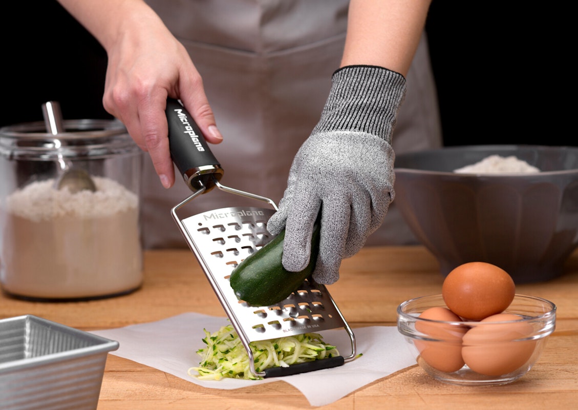 Sicheres Hobeln mit Handschuhen Sicheres Hobeln mit Handschuhen