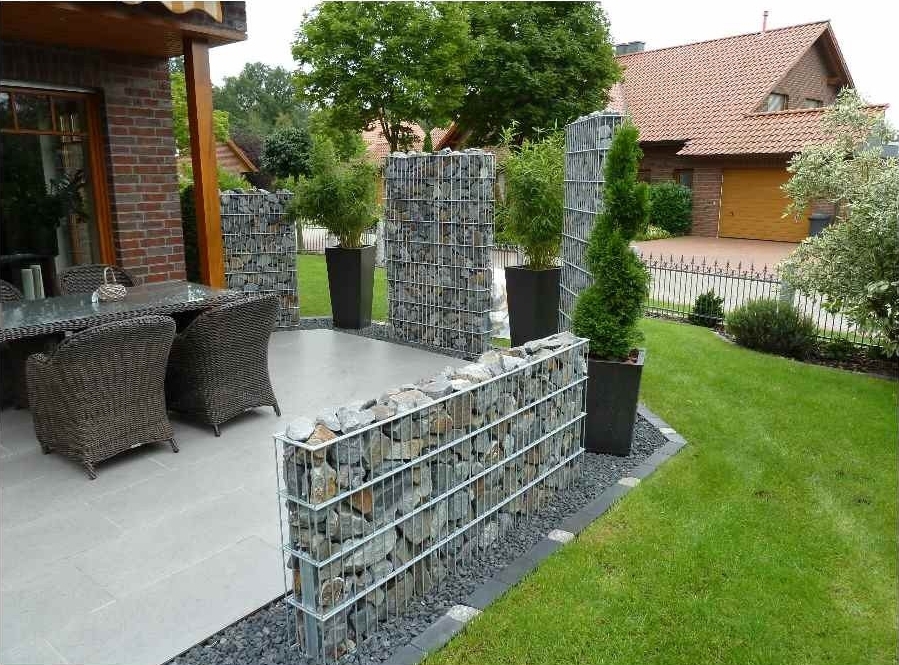 Gabionen als Sichtschutz an der Terrasse