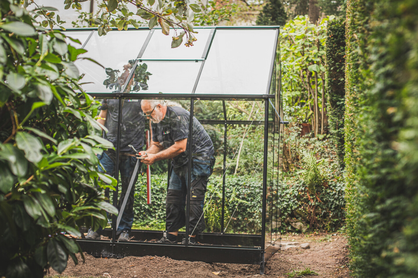 Ein Gewächshaustisch passend zum Juliana Qube Gewächshaus wird eingebaut.