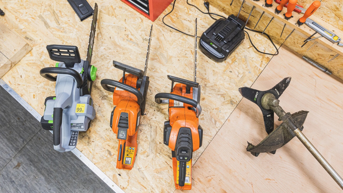 Akkusägen von Ego und Husqvarna Akkusägen von EGO und Husqvarna im Vergleich
