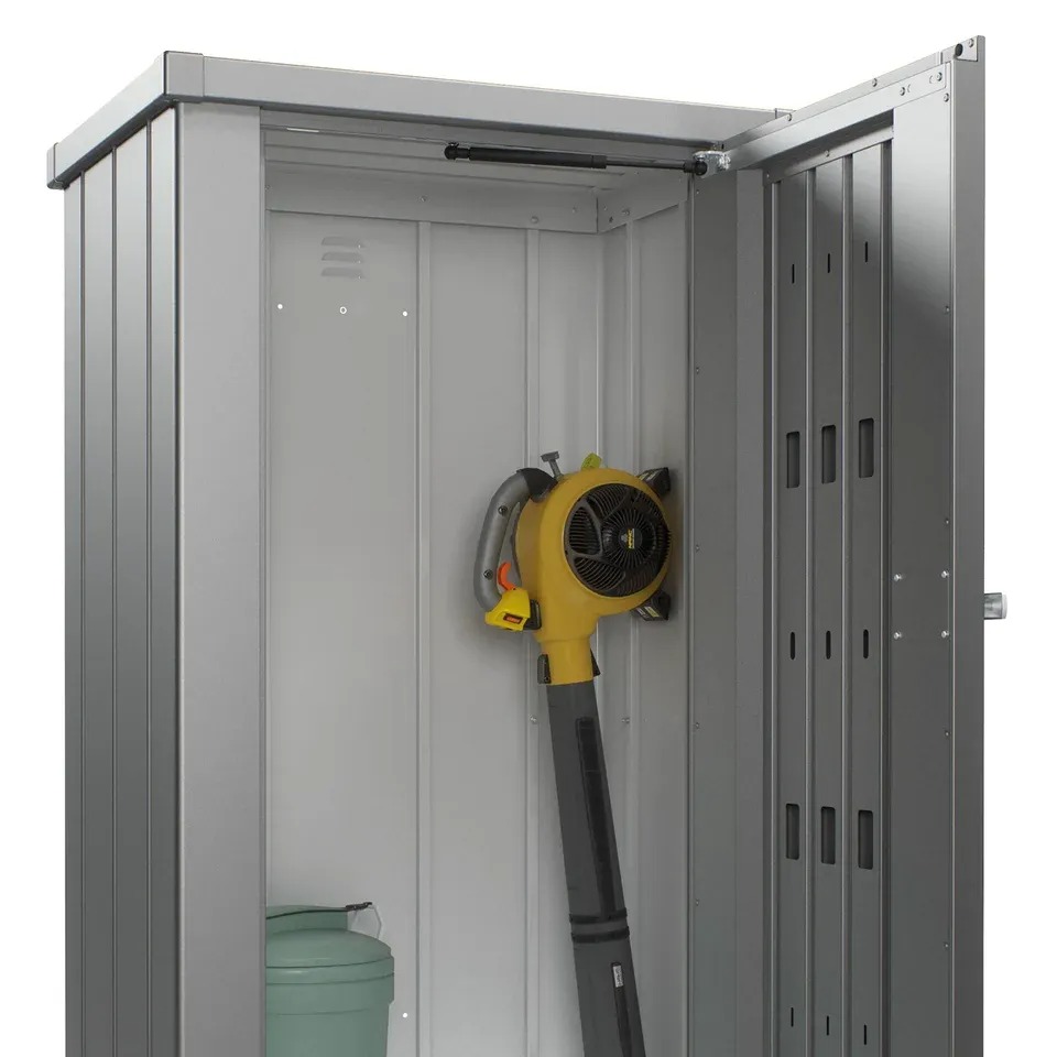 Geöffnete Tür des Biohort Juliet Terrassenschranks