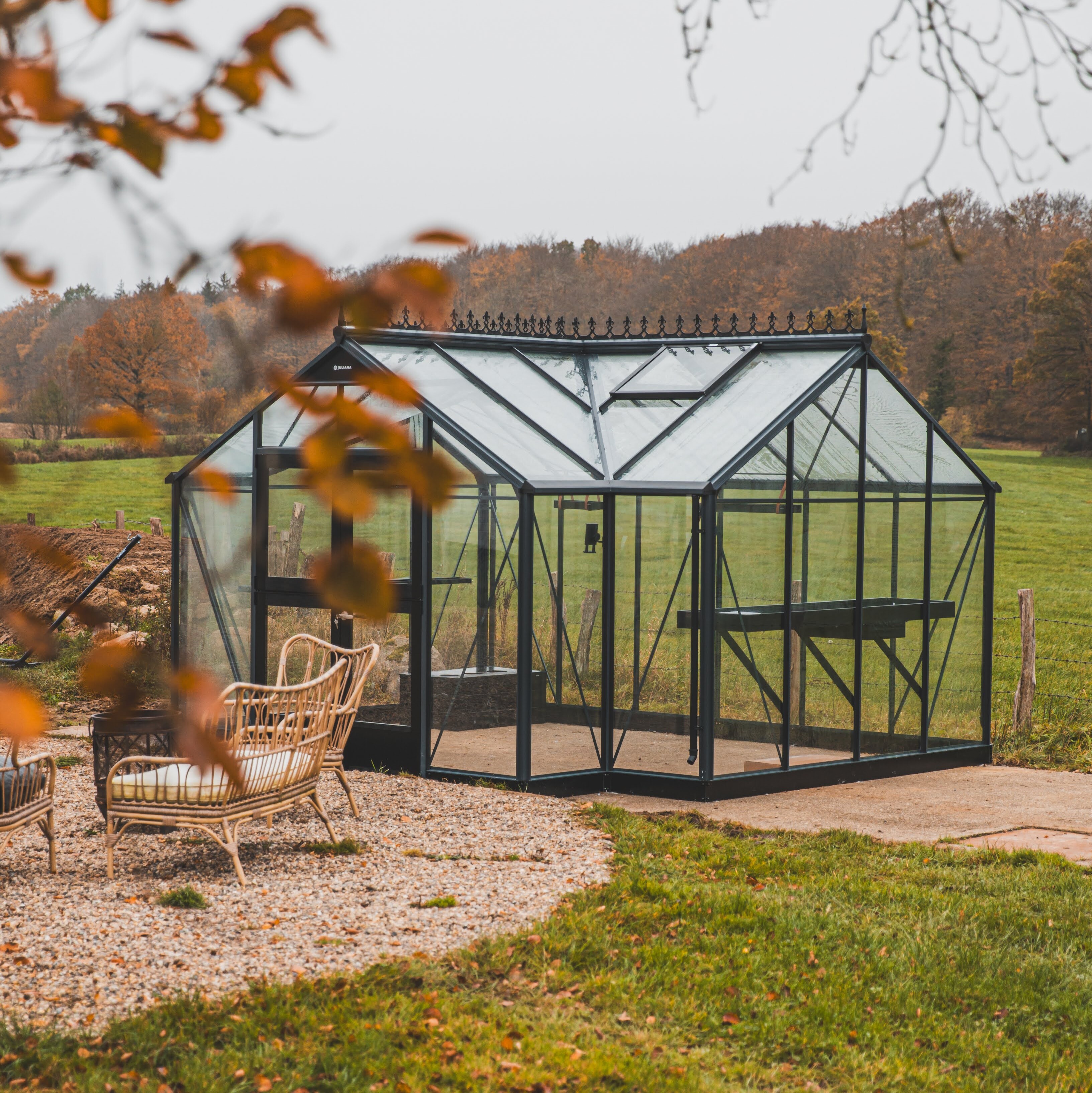 Gewächshaus im Herbst und Winter