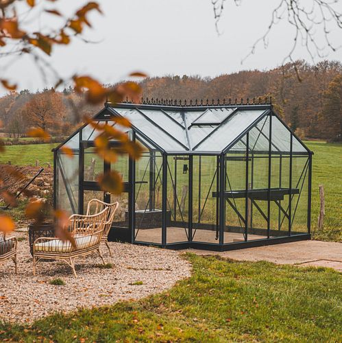 Gewächshaus im Herbst und Winter