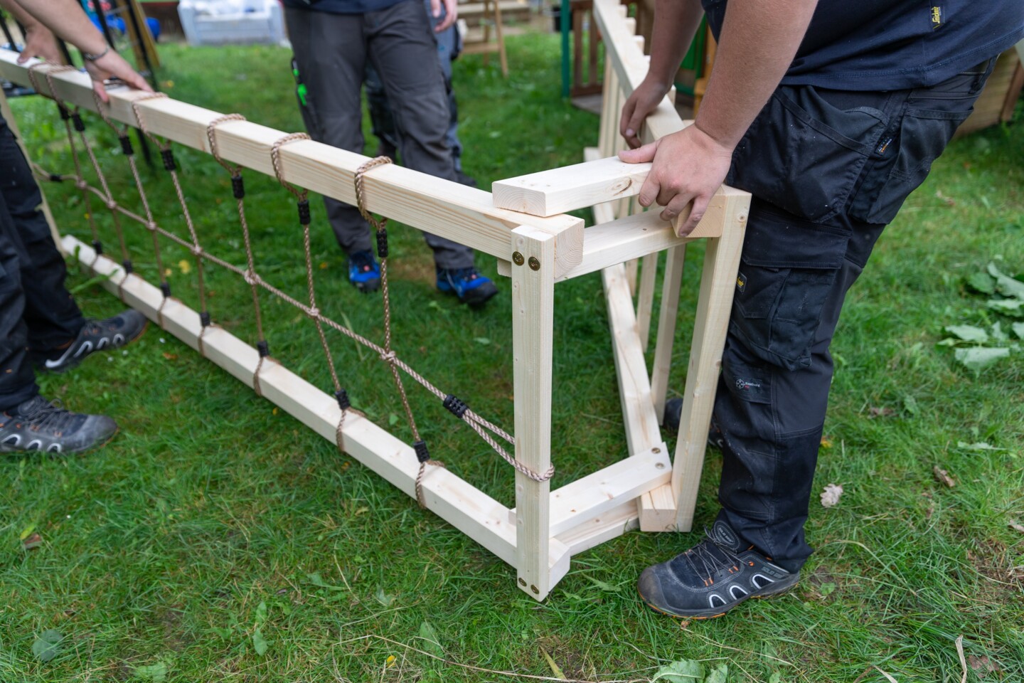 Klettergerüst wird zusammengesetzt