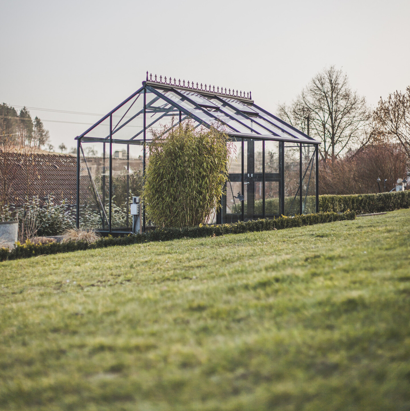 Den Standort für Ihr Gewächshaus sollten Sie mit bedacht wählen: es sollte immer genügend Sonne bekommen