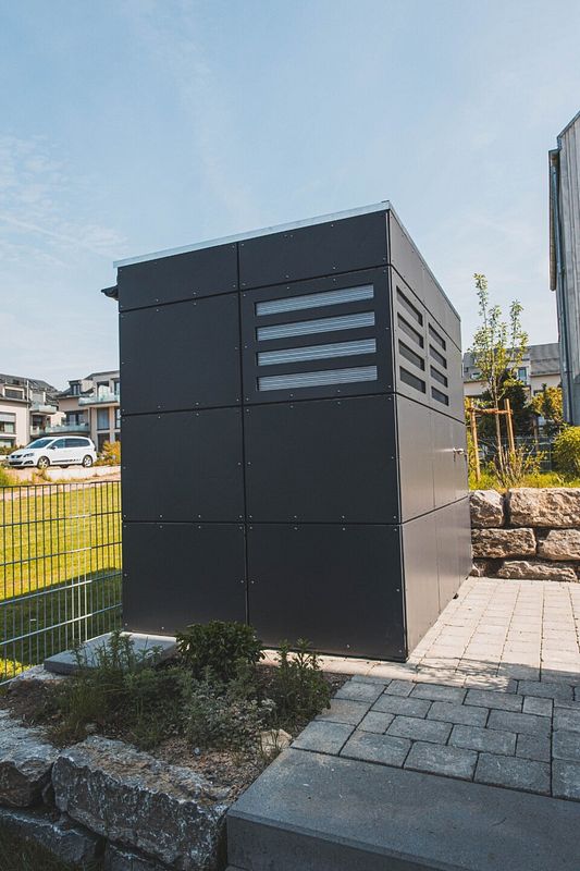 Anthrazitfarbener Geräteschuppen aus Metall mit Lüftungsschlitzen