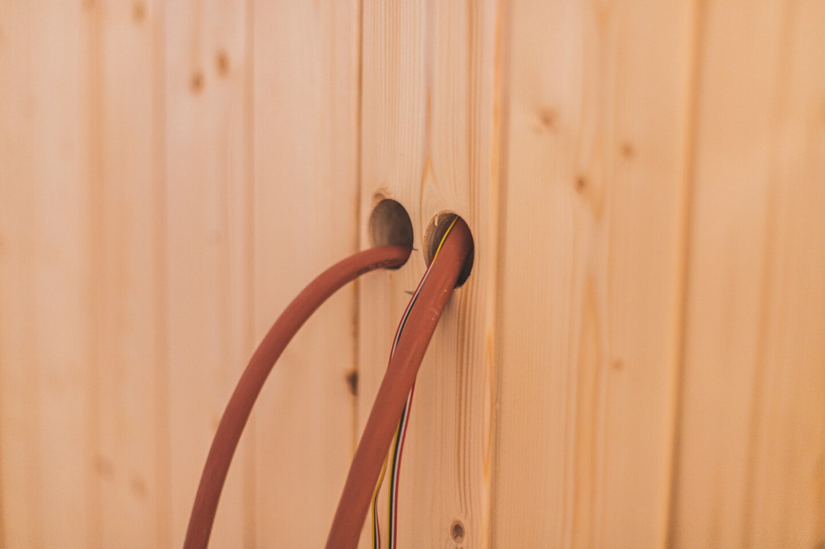 Elektrischer Anschluss Saunaofen Die elektrischen Anschlüsse für den Saunaofen werden von uns vorbereitet