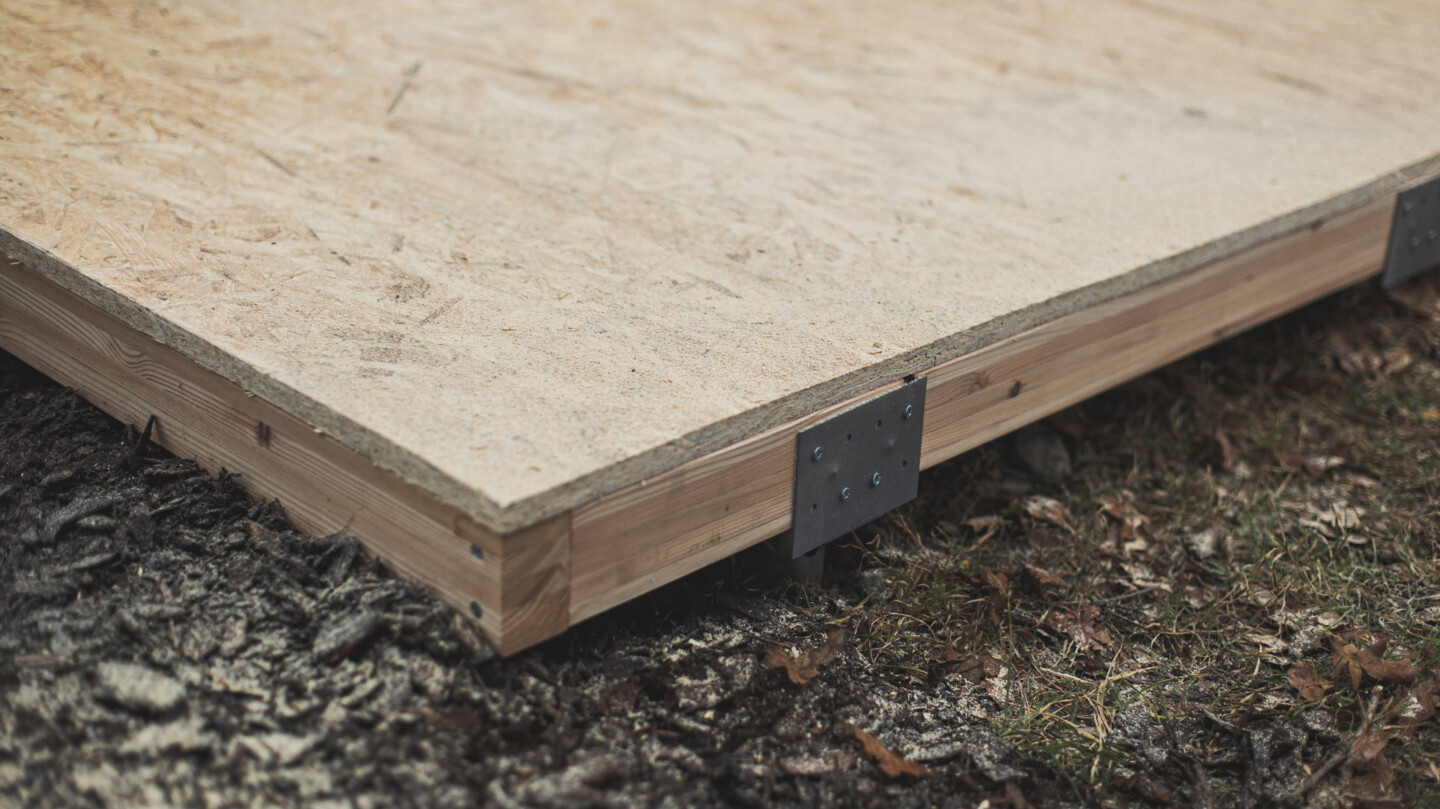 Der Bodenrahemen ist mithilfe von Aufnahmewinkeln auf den Erdschrauben angebracht worden