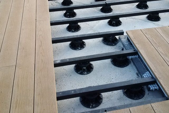 Mit PVC Stelzlagern können Sie ganz einfach das gewünschte Gefälle bestimmen bzw ausgleichen