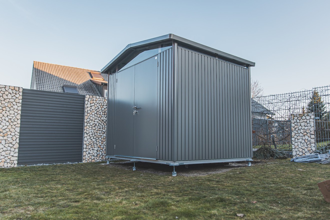 Biohort Panorama Gerätehaus mit Doppeltür auf SmartBase Plus Erdschrauben Fundament
