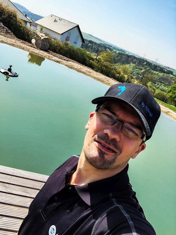 Teichbauexperte Chris Langer im Einsatz vor Ort beim Kunden Teichbauexperte Chris Langer im Einsatz vor Ort beim Kunden