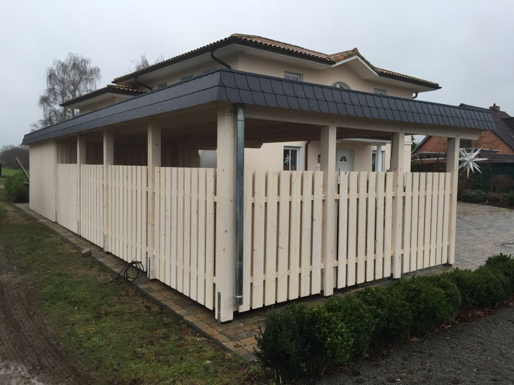 Doppelcarport mit Nebengebäude Umzäunter Carport mit Anbauschuppen