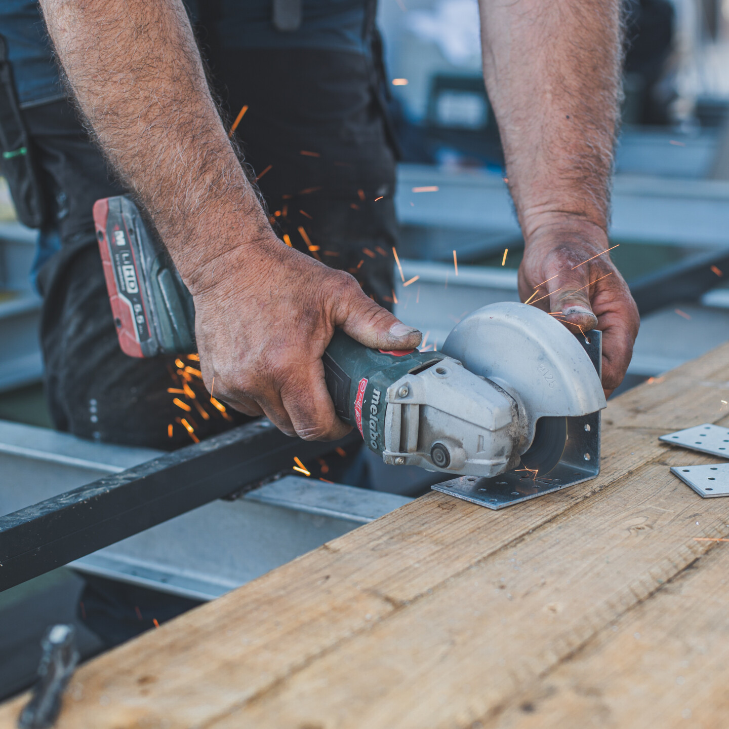 Mit dem Winkelschleifer von Metabo ist man dank Akku völlig flexibel