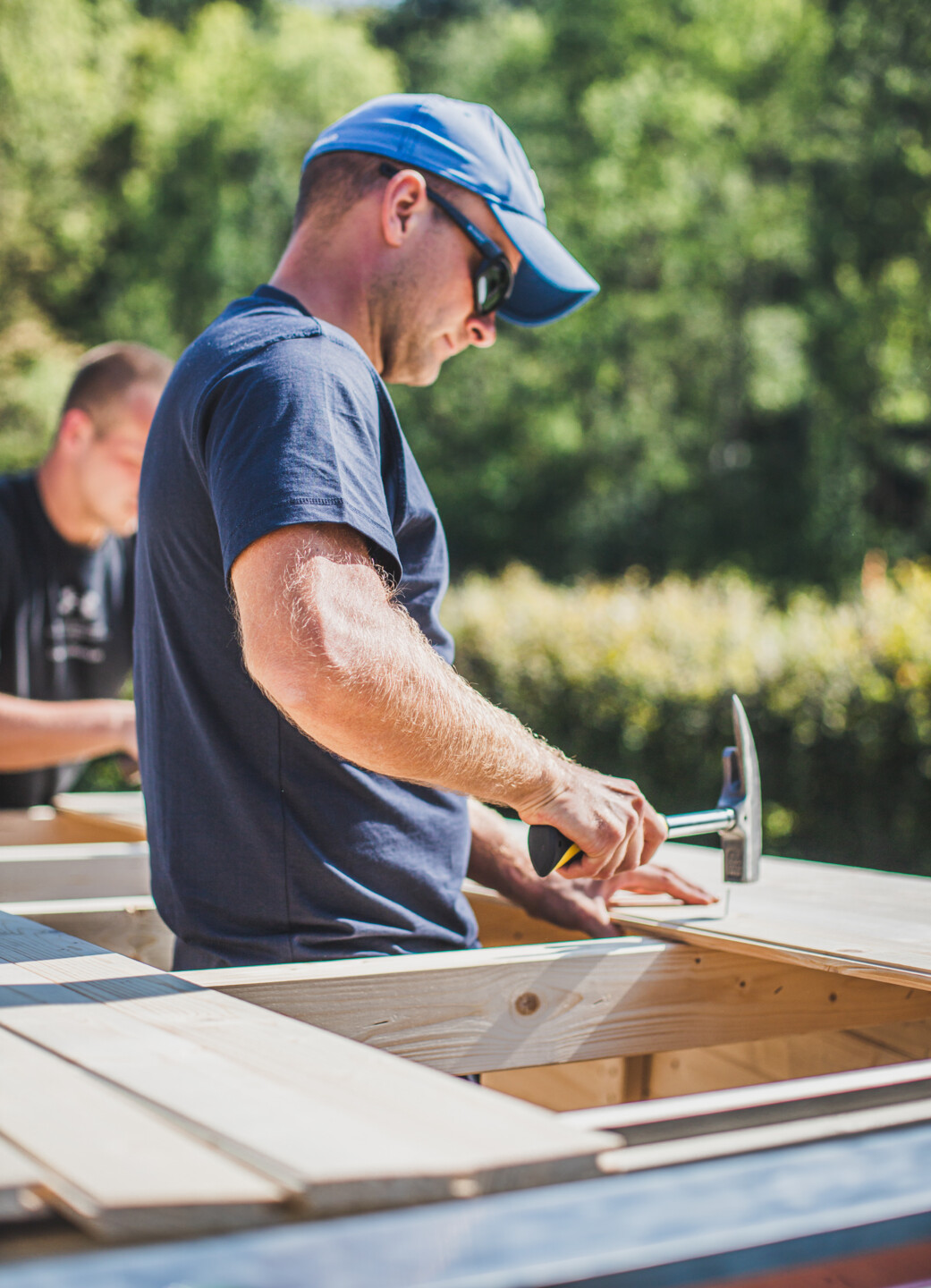 Das Dach des Gartenhauses wird mit einzelnen Brettern gedeckt.