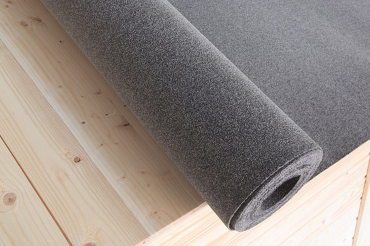 Die besandete Dachpappe von Wolff Finnhaus ist zur Ersteindeckung des Gartenhauses gedacht