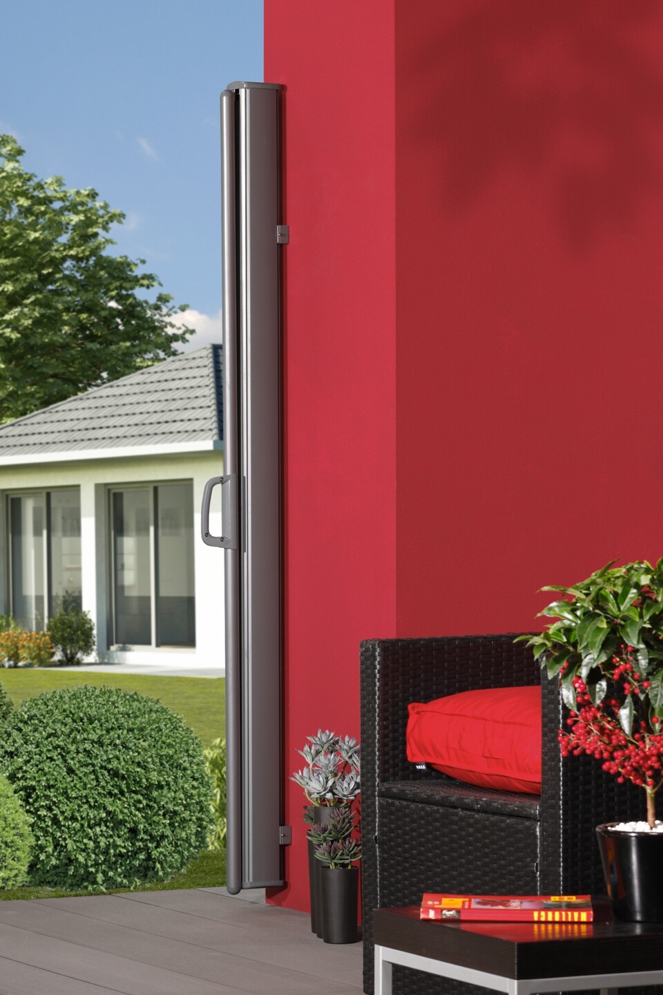 Eingerollte Seitenmarkise an der Hauswand 