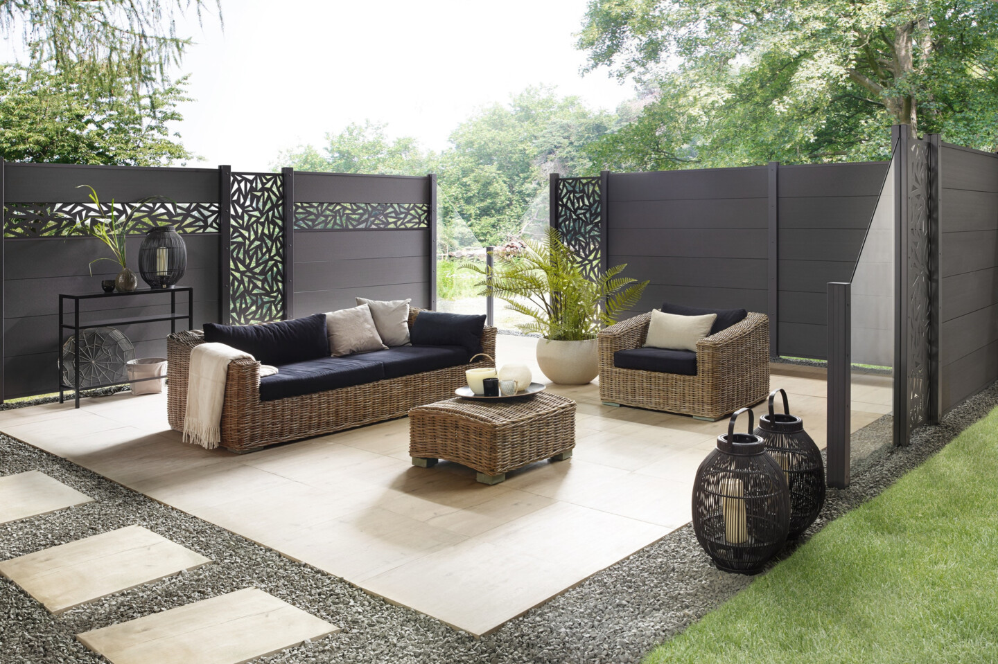 Das TraumGarten System WPC XL Zaun-Set - bestehend aus 6 abwaschbaren Einzelprofilen und 2 Profil-Abschlussleisten (oben/unten) aus Aluminium.