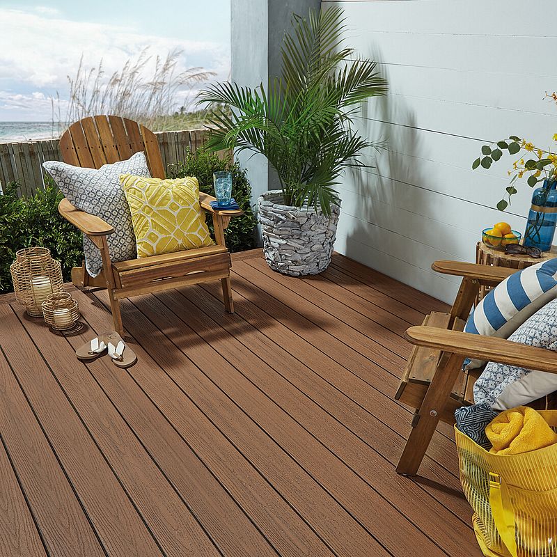 Brauner Dielenboden auf einer Terrasse mit gemütlichen Loungesesseln aus Holz