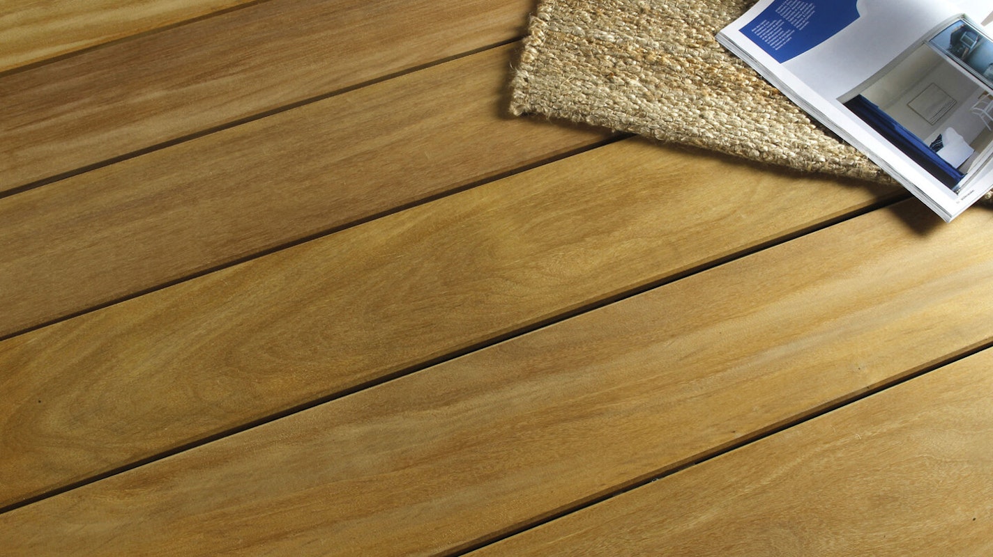 Garapa Terrassendielen Nahaufnahme von Terrassendielen aus Garapa Holz