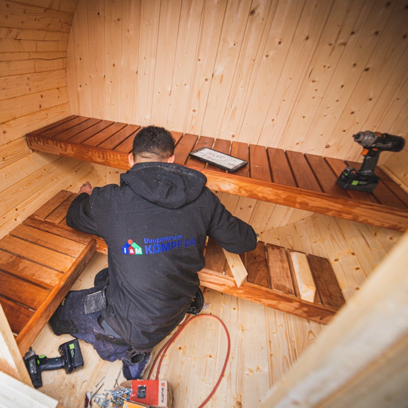 Montage Saunabank Die Saunabänke werden montiert