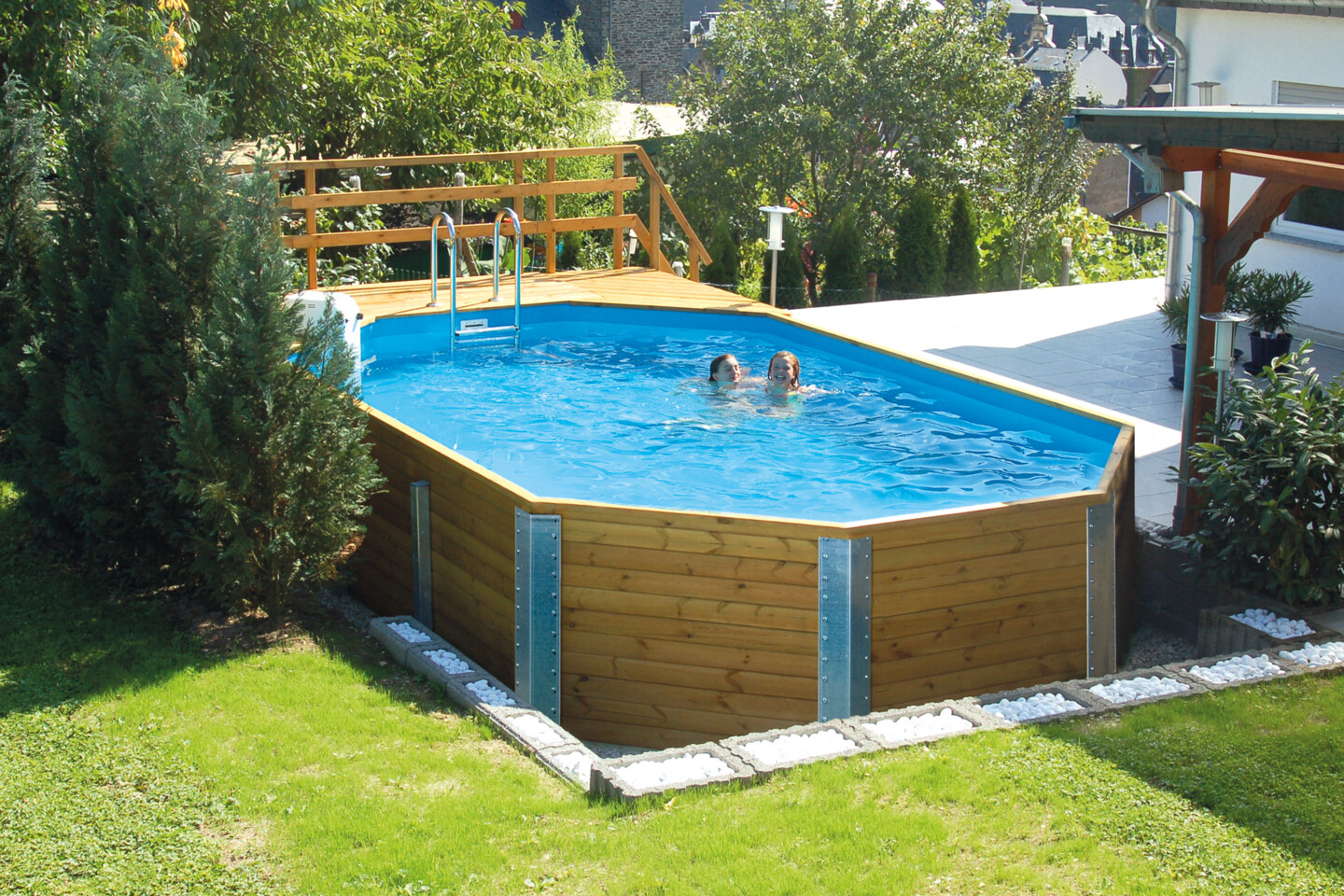 Ein großes Schwimmbecken aus Holz