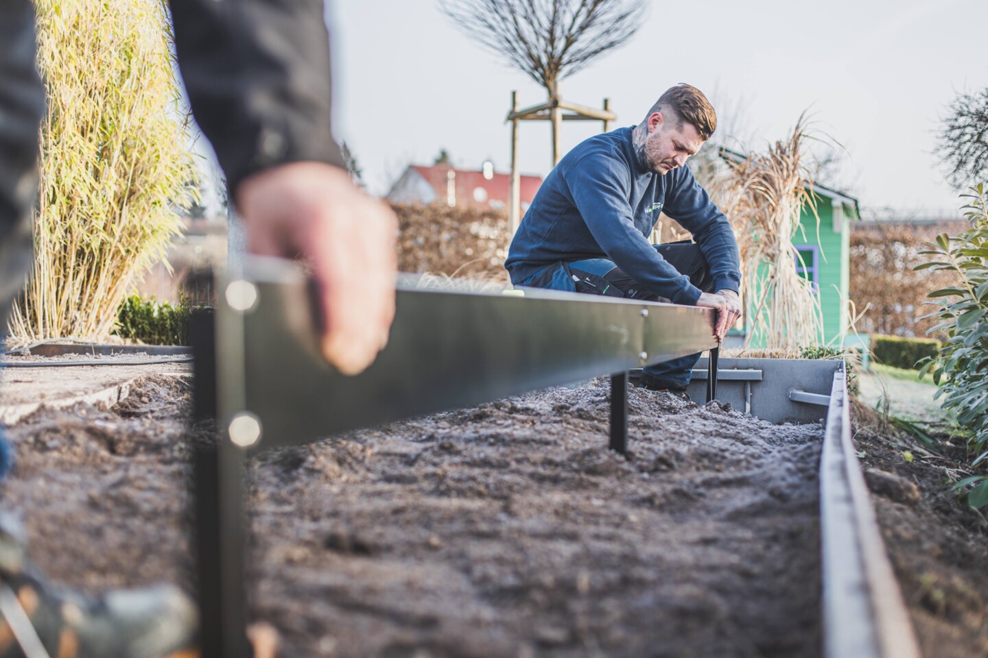 Platzieren Sie das vormontierte Stahlfundament an seinem späteren Standort