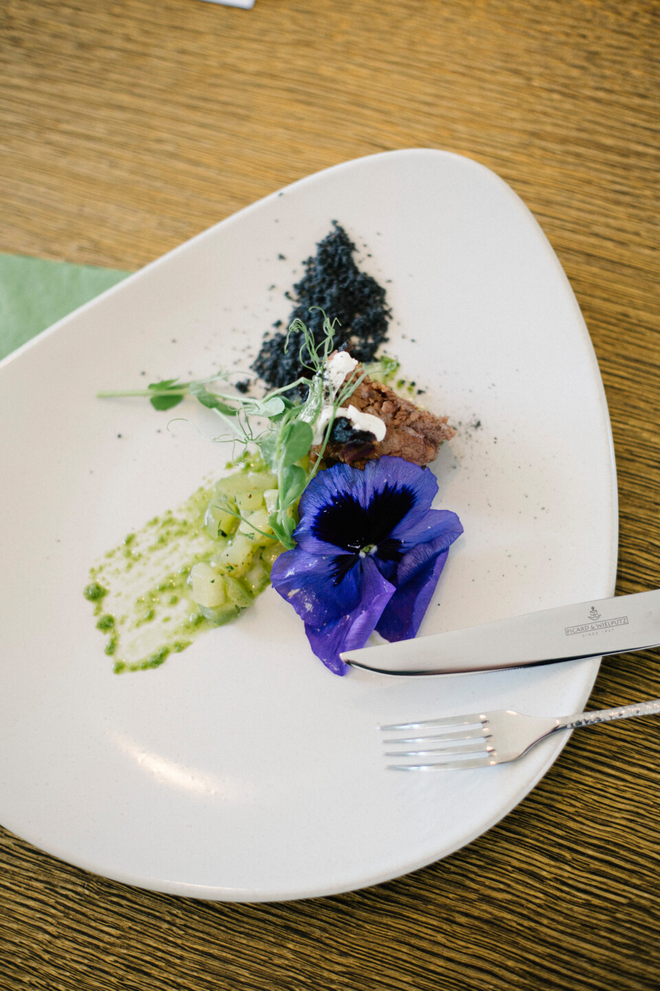 Das Brisket wird mit dem neuen hauseigenen ATL Gunpowder Salz-Pfeffergemisch kombiniert