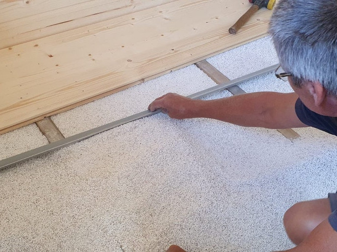 Mit einer Fußbodendämmung aus Dämmungsgranulat und Styrodur-Platten bekommen Sie im Gartenhaus keine kalten Füße