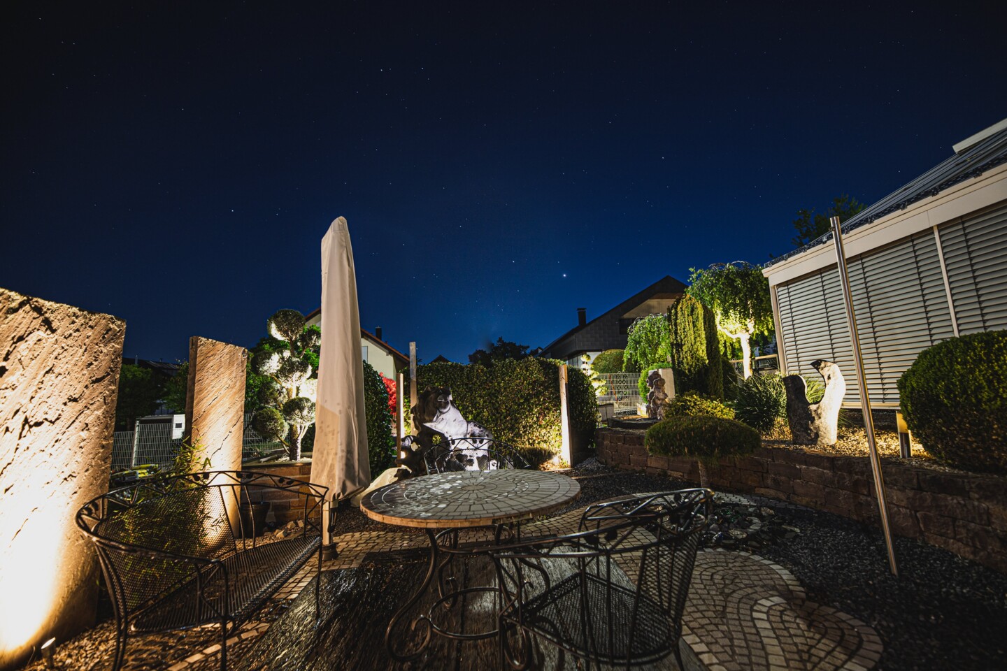 Eine gelungene und atmosphärisch ausgeleuchtete Terrasse im Dunkeln