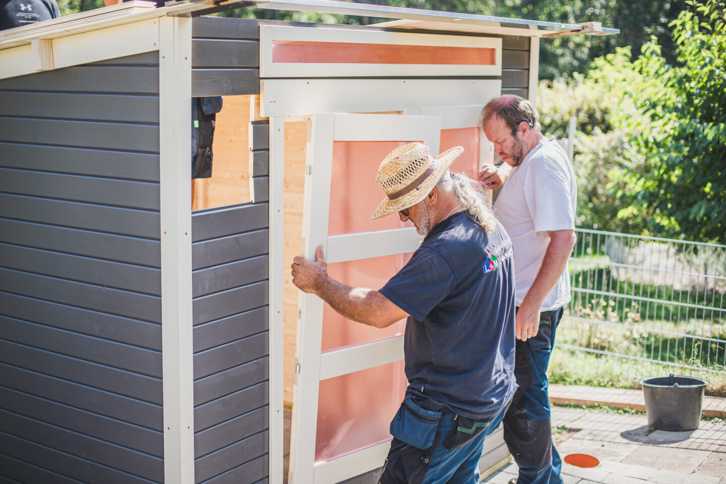 Die Tür wird in den bereits montierten Tührrahmen eingesetzt.