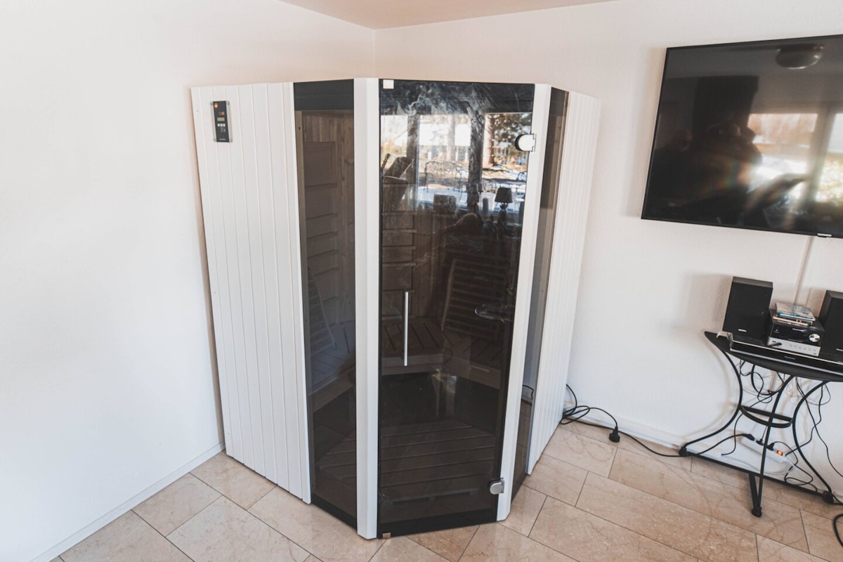 Fertig montierte Infrarotkabine Die Weka Osby Infrarotkabine in der Eck-Variante
