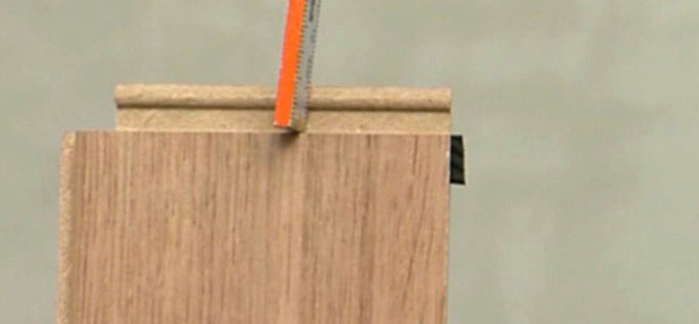 Die Feder der Diele wird herausgeschoben