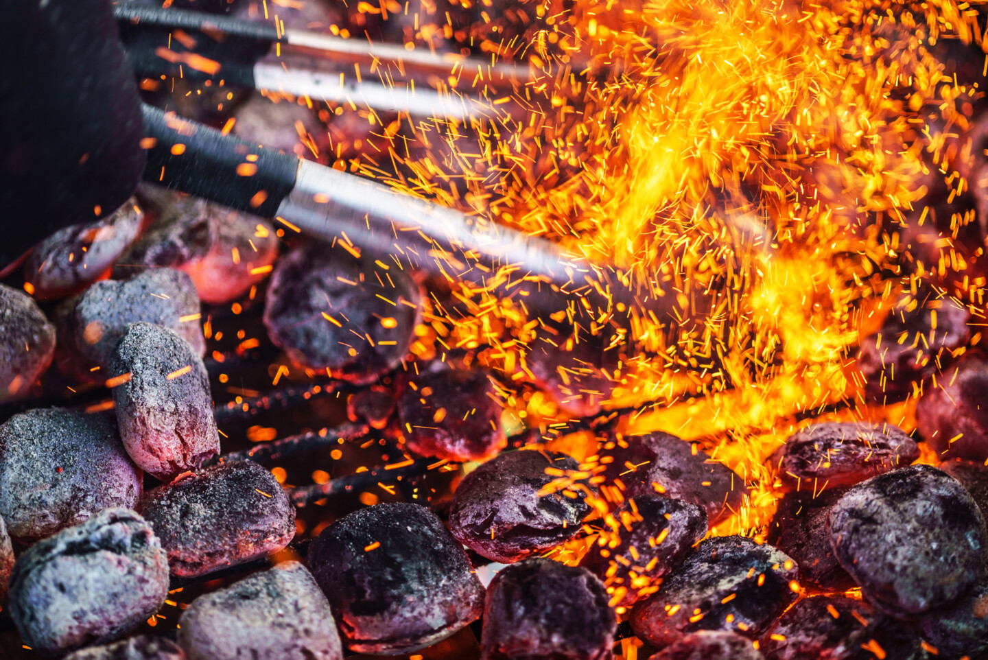 Grillzange im Holzkohlefeuer
