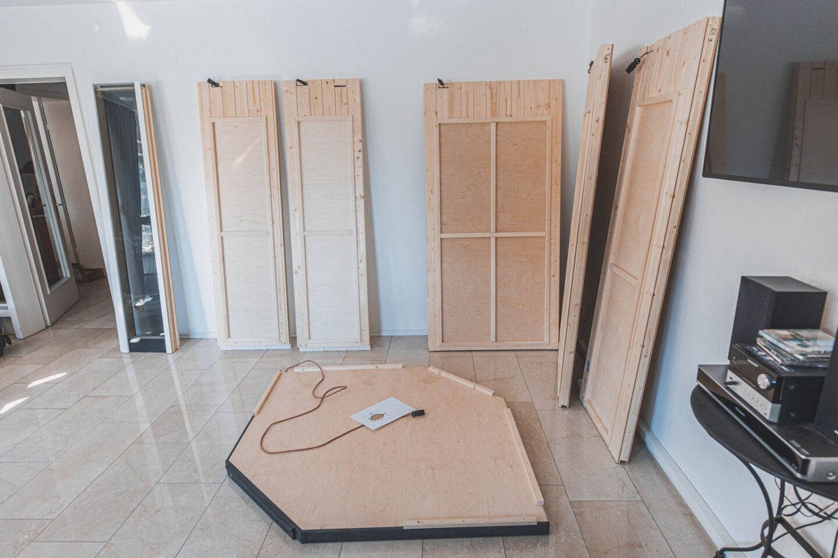 Einzelteile der Infrarotkabine Die Infrarotkabine besteht aus mehreren vormontierten Elementen