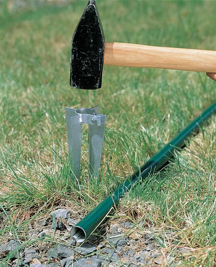 Zaunsysteme mit Einschlagbodenhülsen