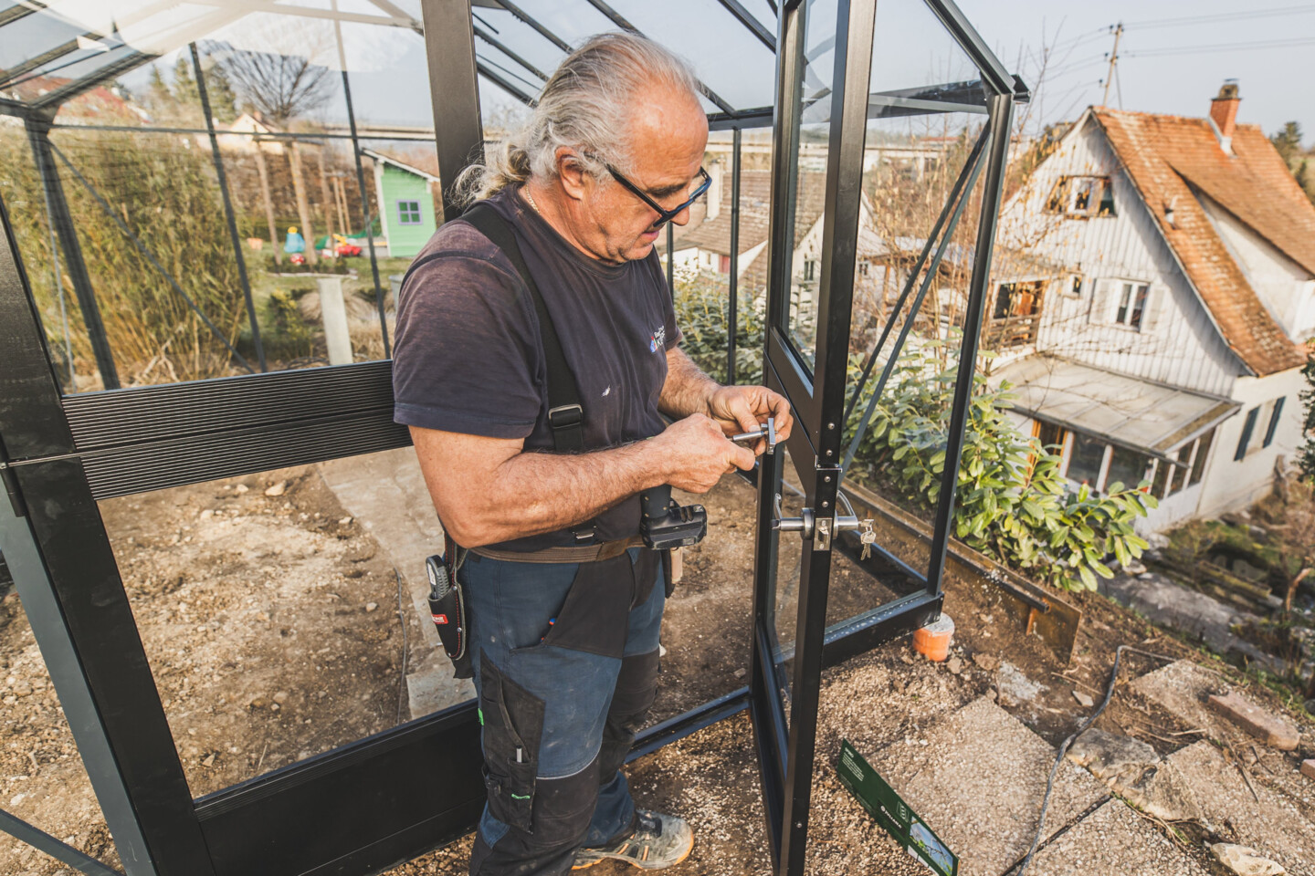 Als letztes wird die Tür des Gewächshauses eingebaut
