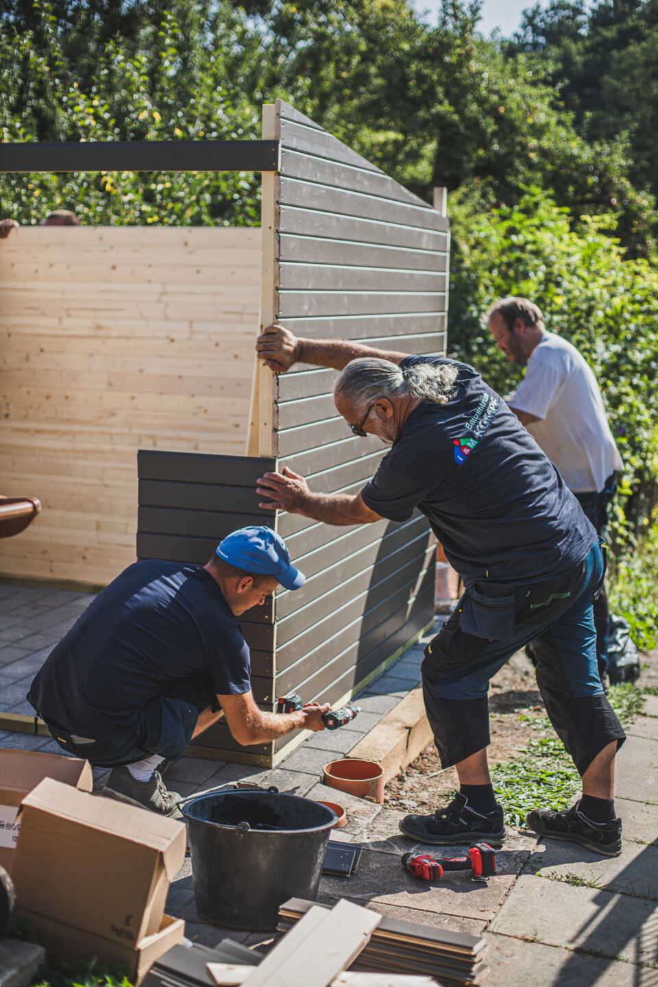 Alle Wände werden auch von innen fest verschraubt. Vorne wird Platz für die Türe ausgespart.