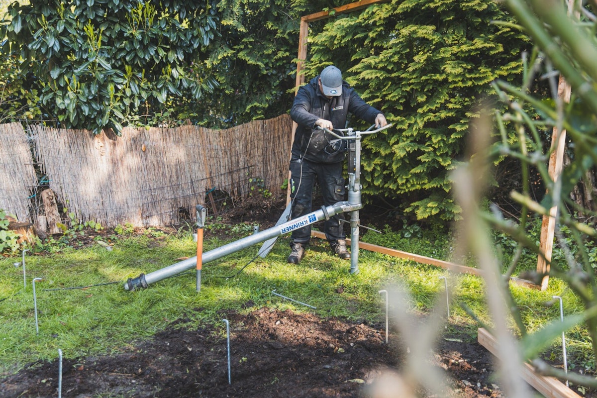 Zweite Erdschraube eindrehen Erdschrauben werden mit maschine eingedreht