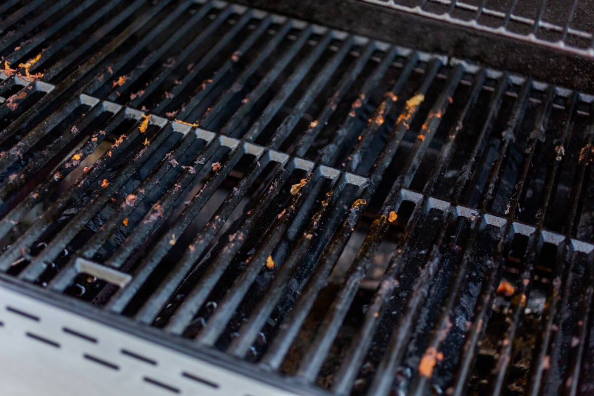 Dreckiger Grillrost Schmutziger Grillrost mit Speiseresten