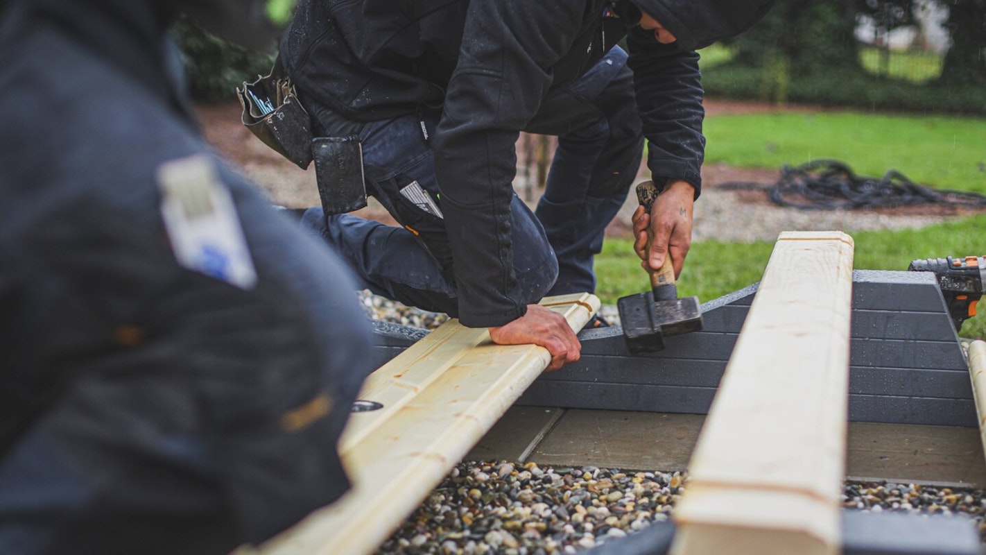 Bodendielen anschrauben Als erstes werden die Bodendielend angeschraubt