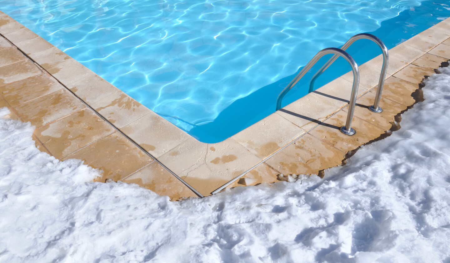 Eis und Schnee haben den Pool fest im Griff