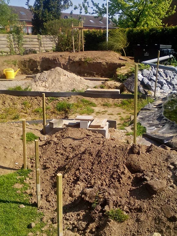 Der Aushub wird zum Blumenbeet Der Aushub aus der Teichgrube wird für ein Blumenbeet aufgeschichtet.